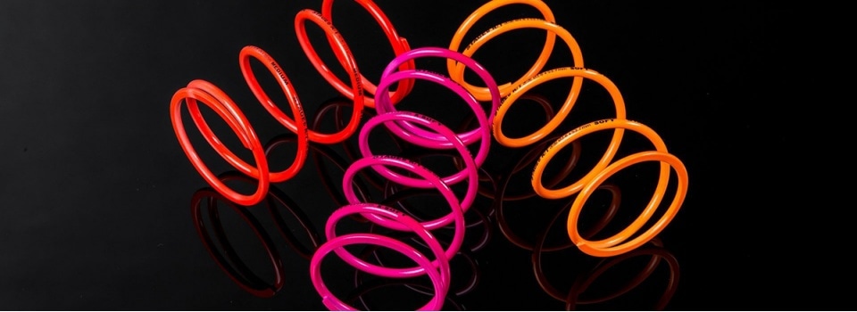 Transmisijas atsperu salīdzinājums.