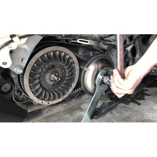 Turēšanas rīks / vilcējs Easyboost variators / sajūgs Yamaha Tmax Turēšanas rīks / vilcējs Easyboost variators / sajūgs Yamaha Tmax